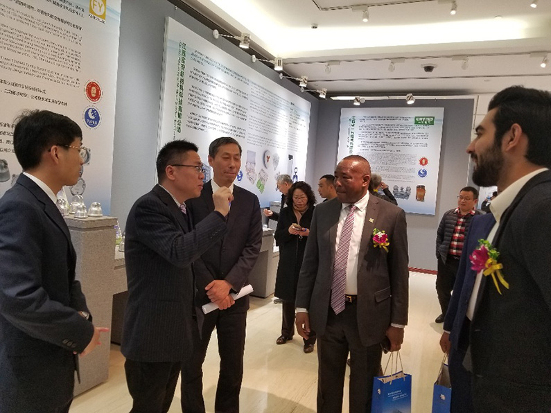 朗新云商总裁张瑜先生（左二）现场向参展嘉宾介绍芦溪电瓷产业发展支撑平台